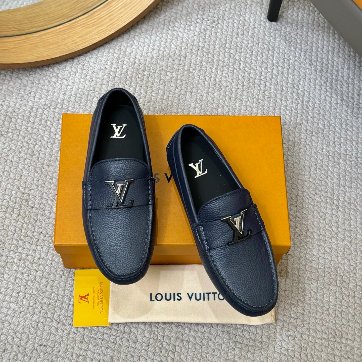 Men's men's shoes 💰420 (Yangli) LV 2⃣️0⃣️2⃣️5️⃣Spring and summer counter GLORIA series models ✈️Original factory special leather production, original last type. A classic driving slip-on casual shoe that shows an elegant style with exquisite craftsmanship details such as Monogram embossing all over the upper🌀Italian imported calfskin fabric Sheepskin foot pads➕Inside～Private mold replica sole Unique style Comfortable driving slip-on Size: 4-12 (38-46) Comes with [Counter packaging: original box, wrapping paper, card, instruction manual, shoehorn, cloth bag] No pressure to enter and leave the counter!